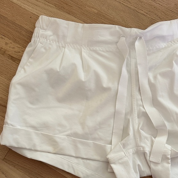 Lululemon Spring Breakaway Shorts - Size 12 Brand New White Women's Shorts - Picture 3 of 11